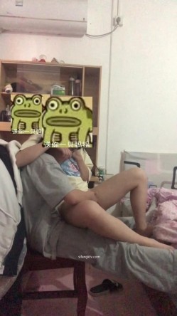 云盘高质泄密！青春学生百合情侣各种日常淫乱自拍，假小子除了没有老二其它完全男性化，啪啪手法娴熟 截图13