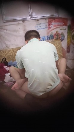 城中村出租房大神洞中现场实拍，极品短发漂亮美女车轮式接客，老中青来者不拒，肏得白浆直流 截图2