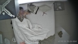 酒店上帝视角偷拍女友换上情趣睡衣后被小伙用超长大黑牛狂怼骚逼 截图1