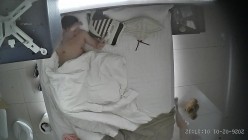 酒店上帝视角偷拍女友换上情趣睡衣后被小伙用超长大黑牛狂怼骚逼 截图2