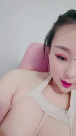 【波多野结衣】稀有视频 国产大骚逼 一个大男人的拳头深入逼里 酒瓶抽逼 截图11