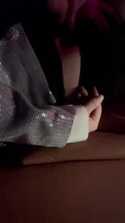 推特优质超强调教大佬【Big烟枪】神作3P群P女女百合一字马大量潮喷露脸各种刺激调教 车上坐下来才发现是吊带袜摸过去居然不拒绝 截图9