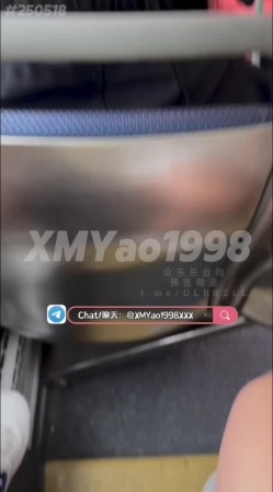 推特性爱大师95后绿帽情侣美腿女王「汐梦瑶」《公交车露出打飞机》在对面阿姨眼皮子底下打飞机，射到高跟鞋里，再穿鞋走一圈 截图1