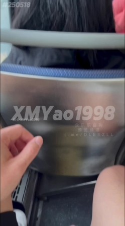 推特性爱大师95后绿帽情侣美腿女王「汐梦瑶」《公交车露出打飞机》在对面阿姨眼皮子底下打飞机，射到高跟鞋里，再穿鞋走一圈 截图4