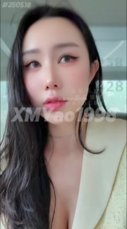推特性爱大师95后绿帽情侣美腿女王「汐梦瑶」《公交车露出打飞机》在对面阿姨眼皮子底下打飞机，射到高跟鞋里，再穿鞋走一圈 截图9