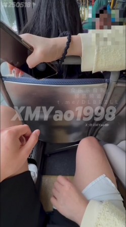 推特性爱大师95后绿帽情侣美腿女王「汐梦瑶」《公交车露出打飞机》在对面阿姨眼皮子底下打飞机，射到高跟鞋里，再穿鞋走一圈 截图10