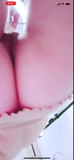 【蜜臀一线天】极品女神露出灯泡一样的咪咪，超粉的小穴 截图12