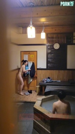 情侣私人温泉旅馆被工作人员暗藏摄像头偷拍传网络,受害女崩溃大哭 截图1