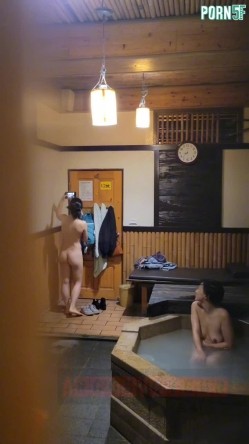 情侣私人温泉旅馆被工作人员暗藏摄像头偷拍传网络,受害女崩溃大哭 截图3
