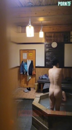 情侣私人温泉旅馆被工作人员暗藏摄像头偷拍传网络,受害女崩溃大哭 截图6