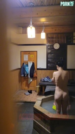 情侣私人温泉旅馆被工作人员暗藏摄像头偷拍传网络,受害女崩溃大哭 截图7