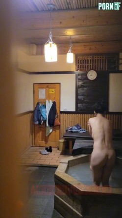 情侣私人温泉旅馆被工作人员暗藏摄像头偷拍传网络,受害女崩溃大哭 截图8