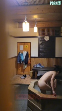 情侣私人温泉旅馆被工作人员暗藏摄像头偷拍传网络,受害女崩溃大哭 截图9