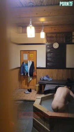 情侣私人温泉旅馆被工作人员暗藏摄像头偷拍传网络,受害女崩溃大哭 截图10