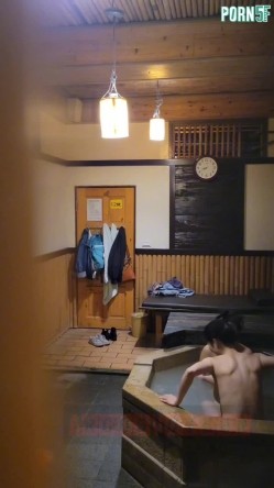 情侣私人温泉旅馆被工作人员暗藏摄像头偷拍传网络,受害女崩溃大哭 截图11