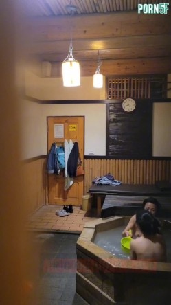 情侣私人温泉旅馆被工作人员暗藏摄像头偷拍传网络,受害女崩溃大哭 截图12
