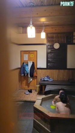 情侣私人温泉旅馆被工作人员暗藏摄像头偷拍传网络,受害女崩溃大哭 截图13