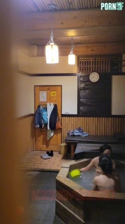情侣私人温泉旅馆被工作人员暗藏摄像头偷拍传网络,受害女崩溃大哭 截图14