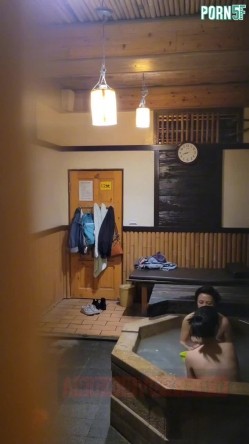 情侣私人温泉旅馆被工作人员暗藏摄像头偷拍传网络,受害女崩溃大哭 截图15
