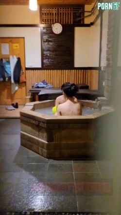 情侣私人温泉旅馆被工作人员暗藏摄像头偷拍传网络,受害女崩溃大哭 截图16