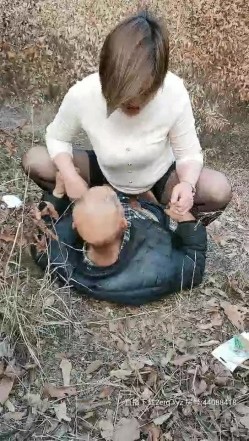 户外勾引大爷玩3P，鸡巴个不小毛都掉完了一口就硬，大爷草逼得姿势也很多，笑容满面玩的真开心，时间还挺长呢 截图9