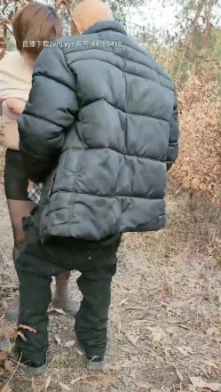 户外勾引大爷玩3P，鸡巴个不小毛都掉完了一口就硬，大爷草逼得姿势也很多，笑容满面玩的真开心，时间还挺长呢 截图15