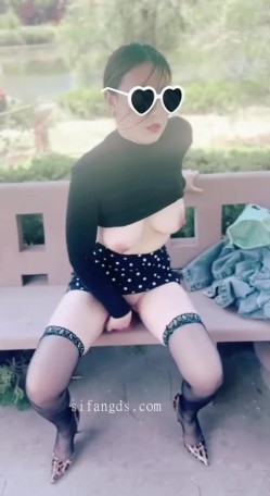 ️推特超级网黄，打阴环的气质骚妻【菟菟夫妻】最新付费福利，韵味十足白皙母狗，露出炮机自慰喷水 截图7