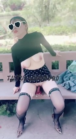 ️推特超级网黄，打阴环的气质骚妻【菟菟夫妻】最新付费福利，韵味十足白皙母狗，露出炮机自慰喷水 截图10