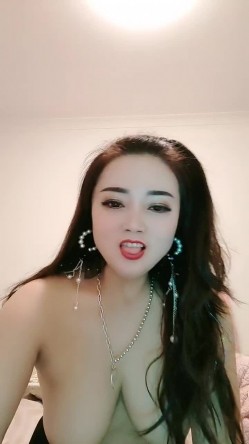 长发尤物轻熟女 韵味十足，主动掰穴特写，经典户型蝴蝶逼，掰开保养的不错，诱惑十足 截图1