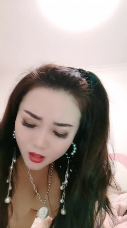 长发尤物轻熟女 韵味十足，主动掰穴特写，经典户型蝴蝶逼，掰开保养的不错，诱惑十足 截图13