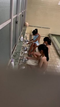 学校女澡堂偷拍女学生洗澡 ️白花花赤条条的裸体争先恐后 截图2