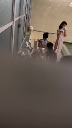 学校女澡堂偷拍女学生洗澡 ️白花花赤条条的裸体争先恐后 截图3