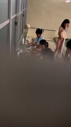 学校女澡堂偷拍女学生洗澡 ️白花花赤条条的裸体争先恐后 截图5