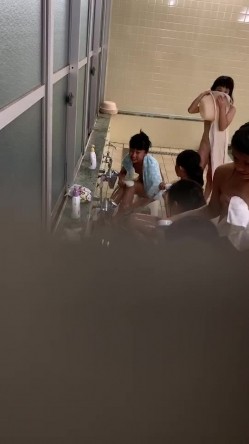 学校女澡堂偷拍女学生洗澡 ️白花花赤条条的裸体争先恐后 截图6