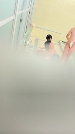 学校女澡堂偷拍女学生洗澡 ️白花花赤条条的裸体争先恐后 截图9