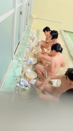 学校女澡堂偷拍女学生洗澡 ️白花花赤条条的裸体争先恐后 截图10