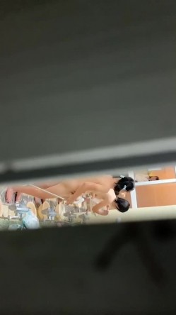 学校女澡堂偷拍女学生洗澡 ️白花花赤条条的裸体争先恐后 截图12