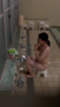 学校女澡堂偷拍女学生洗澡 ️白花花赤条条的裸体争先恐后 截图15