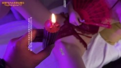 推特高质量NTR绿帽夫妻明星颜值极品人妻「ROSEWU」《第一次滴蜡+当着老公面挨操》有一种美丽纯洁的花朵被玷污的堕落美感 截图4