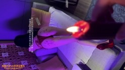 推特高质量NTR绿帽夫妻明星颜值极品人妻「ROSEWU」《第一次滴蜡+当着老公面挨操》有一种美丽纯洁的花朵被玷污的堕落美感 截图6