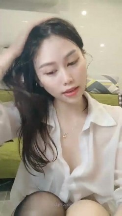 极品高颜冷艳御姐，反差小妈感女主播「金刚护撸娃」「小奶猫」激情淫语撩骚，和姐妹下海大秀，互舔互口假鸡巴互插 截图4