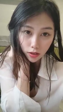 极品高颜冷艳御姐，反差小妈感女主播「金刚护撸娃」「小奶猫」激情淫语撩骚，和姐妹下海大秀，互舔互口假鸡巴互插 截图5