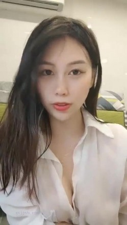 极品高颜冷艳御姐，反差小妈感女主播「金刚护撸娃」「小奶猫」激情淫语撩骚，和姐妹下海大秀，互舔互口假鸡巴互插 截图14