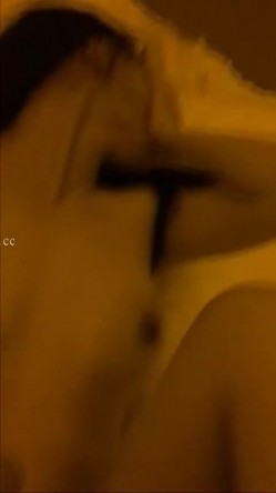茅台代理商，约啪多位露脸人妻「卖茅台的大哥」跟酒店老板娘拼酒，喝醉了口交技术都变强了；轻熟小模特狗链情趣白丝内衣女上骑乘 截图11