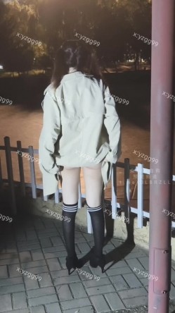 推特绿帽原创博主「养只果果」《老婆被单男操得眼神迷离》推开房门单男的快手冲刺下女友已逐渐进入状态 老公心疼的抚摸女友头发！ 截图2