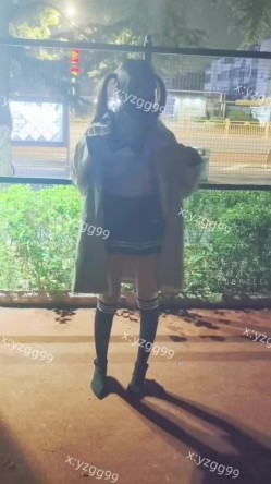 推特绿帽原创博主「养只果果」《老婆被单男操得眼神迷离》推开房门单男的快手冲刺下女友已逐渐进入状态 老公心疼的抚摸女友头发！ 截图7