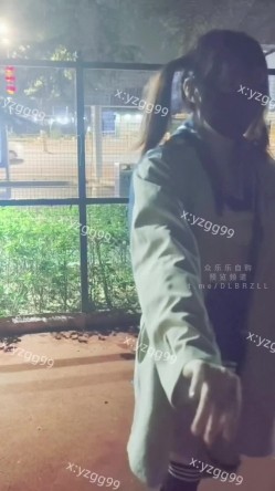 推特绿帽原创博主「养只果果」《老婆被单男操得眼神迷离》推开房门单男的快手冲刺下女友已逐渐进入状态 老公心疼的抚摸女友头发！ 截图8