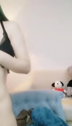 颜值不错皮肤白皙绿发妹子自慰秀 脱光光椅子上道具JJ抽插呻吟娇喘诱人 截图3