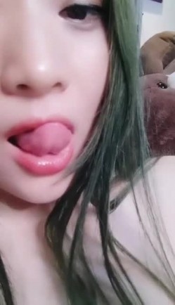 颜值不错皮肤白皙绿发妹子自慰秀 脱光光椅子上道具JJ抽插呻吟娇喘诱人 截图10