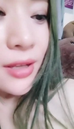 颜值不错皮肤白皙绿发妹子自慰秀 脱光光椅子上道具JJ抽插呻吟娇喘诱人 截图11
